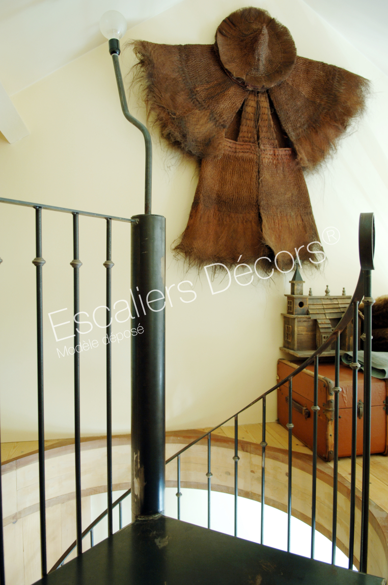 DH59 - Escalier colimaçon intérieur en métal desservant 3 niveaux au look rétro parfait pour une décoration style vintage. Vue 4